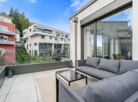 Luxury 2BR, Free Parking, Balcony