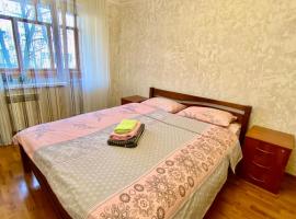 Квартира на Воскресенці, поруч метро Лівобережна, Інститут Серця, МВЦ, ξενοδοχείο στο Κίεβο