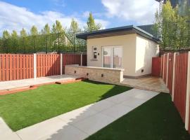 Private Ensuite Room with Kitchenette, hotel a Phibblestown