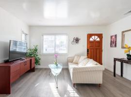 Newly Renovated 2BR 1BA Near San Jose Downtown up to 20 percent off, hytte i San José