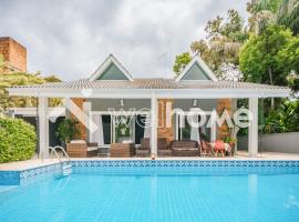 Casa com piscina a 10 minutos da praia em Bertioga, sumarhús í Riviera de São Lourenço