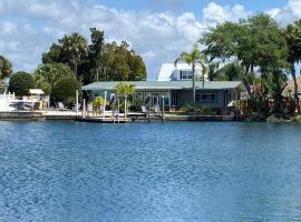 Island home on Kings Bay - manatees at the dock!, hotel in Crystal River