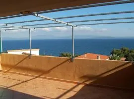 Elegante appartamento dotato di veranda con vista mare Maladroxia C64