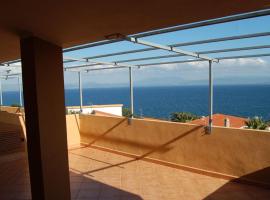 Rifinito appartamento con veranda vista mare a Maladroxia C65, готель у місті Maladroscia