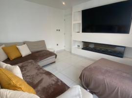 3 Bedroom House, cheap hotel in Northampton