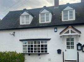The Cottage, with Superking bed & private patio, hotel a Chaddesley Corbett