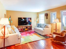 Colorful Milford Home on 7 Wooded Acres!, lavprishotell i Milford