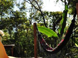 Sitio Cocoroca - casa com banheira, vista para a mata e acesso ao rio, hotel de playa en S&atilde;o Jorge