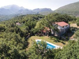 Amazing Villa In Slime, rest for mind, body and soul - Nature, garden and outside swimming pool, hotel sa Slime