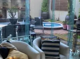 Alugo flat suítes mobiliado com área de lazer