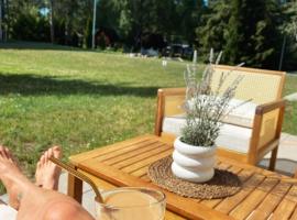 Albatross Weekend: seaside apartment with a sunny terrace, pet-friendly hotel in Ķesterciems