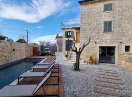 !!NEW 2023!! Villa Qualia - Heated pool, 4 bedrooms, modern interior, vikendica u gradu 'Srbinjak'