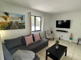 Apartment in Hollywood close to shops and beach