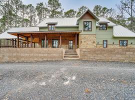 Grand Broken Bow Cabin w/ Hot Tub & Spacious Deck!, hotell i Broken Bow