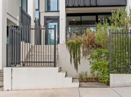 StayAU Modern 2BR Townhouse w/ pool, hotel i Oakleigh