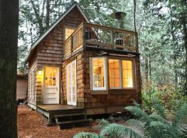 Lily Point Park Lodges، فندق في Point Roberts