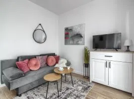 M&R Apartament Airport&Business Wynalazek - fast WI-Fi - underground garage - self check-in - Netflix - 6 min from Chopin Airport