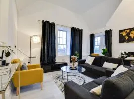 Spacious 3 Bedroom Home Perfect for Families, Groups & Contractors with free parking