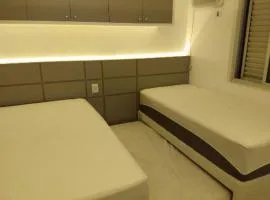 Apt Guarujá Enseada lado praia FAN 1 dorm Tv Netflix Wi-Fi Ar até 5 pessoas