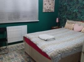 Cosy furnished double room in a great quiet location walking distance to seaside and town，Kent的有停車位的飯店