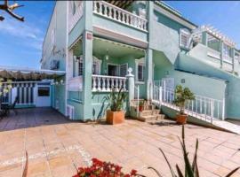 Bungalow adaptado, terraza muy grande y soleada.: Gran Alacant'ta bir otel
