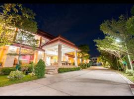 โรงแรมเจเอสเพลส, hotel v destinaci Tha Bo