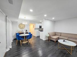 Luxury 2 Bedroom condo, sleeps up to 6!, hotell i Annandale