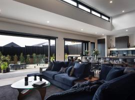 Chalet Noir - sleek design with heated plunge pool, hotel in Daylesford