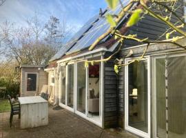 8-person house with fitted kitchen, sauna, and beautiful garden – obiekty na wynajem sezonowy w mieście Oostmahorn