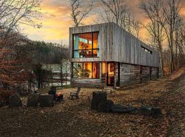 Longhaus: Modern Minimalist Luxury Home: Firepit, outdoor kitchen, pets, קוטג' בMars Hill
