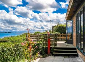 "Heleen" 6 pers, Lauwersmeer waterfront, full equipped and modern, дом у озера в аренду в городе Anjum