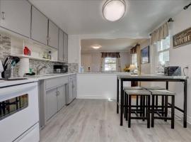 Comfy bungalow and fast Wi-Fi!, holiday home in Arvada