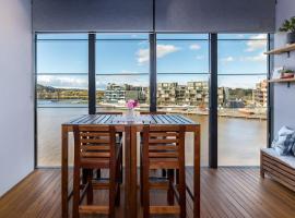 Stunning 1BR Apartment with Water Views, hotel i nærheden af Canberra Lufthavn - CBR, 