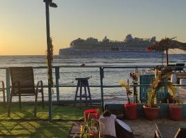 Victoria s Beach House and Snorkeling Center, hotel near Juan Manuel Gálvez International Airport - RTB, 