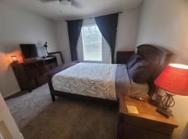 Bedroom Four minutes from beach, hotel with parking in Pensacola
