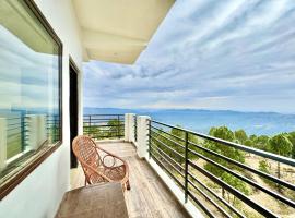 ๋์ฆ๋ค์ด์ ์์นํ ํธํ
The Periyar Herbal Resort