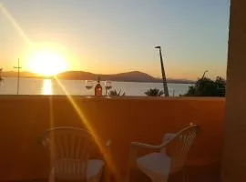 Seduti di fronte al mare