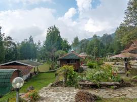 Hilltop Camp by TwoSpaces, Lembang, chata v destinácii Lembang