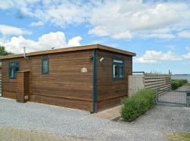 Lakeview 6 pers Holiday home Aurora with fenced garden, whirlpool and sauna, holiday rental in Anjum