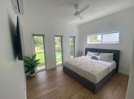 Kaarakin Beach House - Option 1 - Rules Beach Qld 4674, hotel i Deepwater