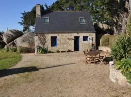 Maison bretonne 50m plage avec jardin et WIFI à TREGASTEL - Réf 413