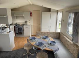 Whitstable 2 bed Fully Fitted Seaside Caravan, hotel with parking in Seasalter