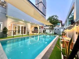 Large Pool Villa (440 SQM) Near ThongLor BTS. 4 Bedrooms/4.5 Baths. FREE Airport Pickup Service., hotel v destinácii Bangkok