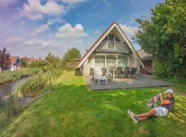 6 Pers - Holiday home with sunny terrace by a typical Dutch canal, hotel v destinaci Anjum