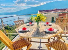 Sunny two bedroom apartment Acacia Hills C3, hotel med parkering i Herceg Novi