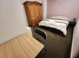 Double Bedroom TDB Greater Manchester, hotel u gradu 'Middleton'