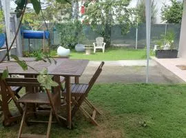 Studio en rez-de jardin clos proche de l'aéroport et des commodités