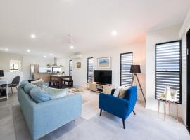 Whitsunday Whisper Terrace - Townhouse Pets Airlie, vacation home in Airlie Beach