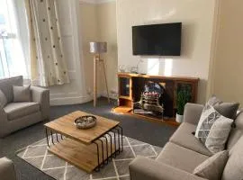 Chepstow House (5 BR with FREE on-steet parking)