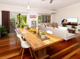 Deluxe Suite with Fireplace & Pond, Noosa Hinterland, holiday home in Doonan